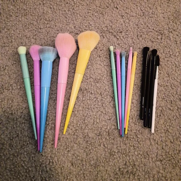 Makeup Brush Bundle - Picture 1 of 4